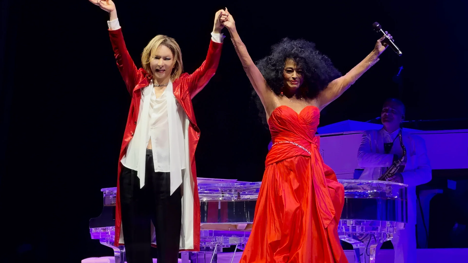 YOSHIKI i Diana Ross donant-se les mans a l\
