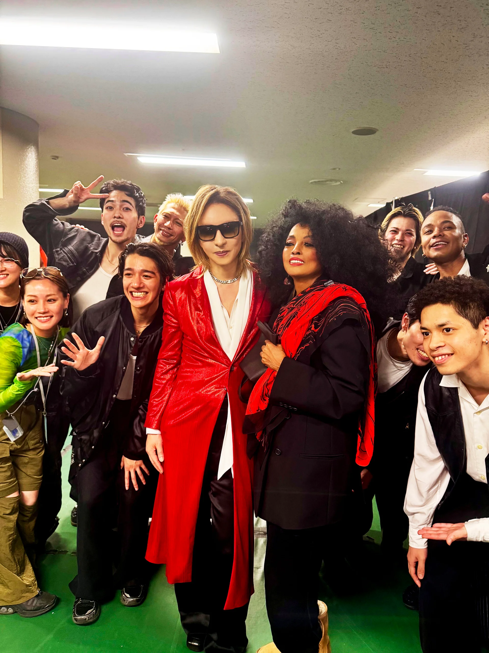 YOSHIKI i Diana Ross posant amb un grup després de l\
