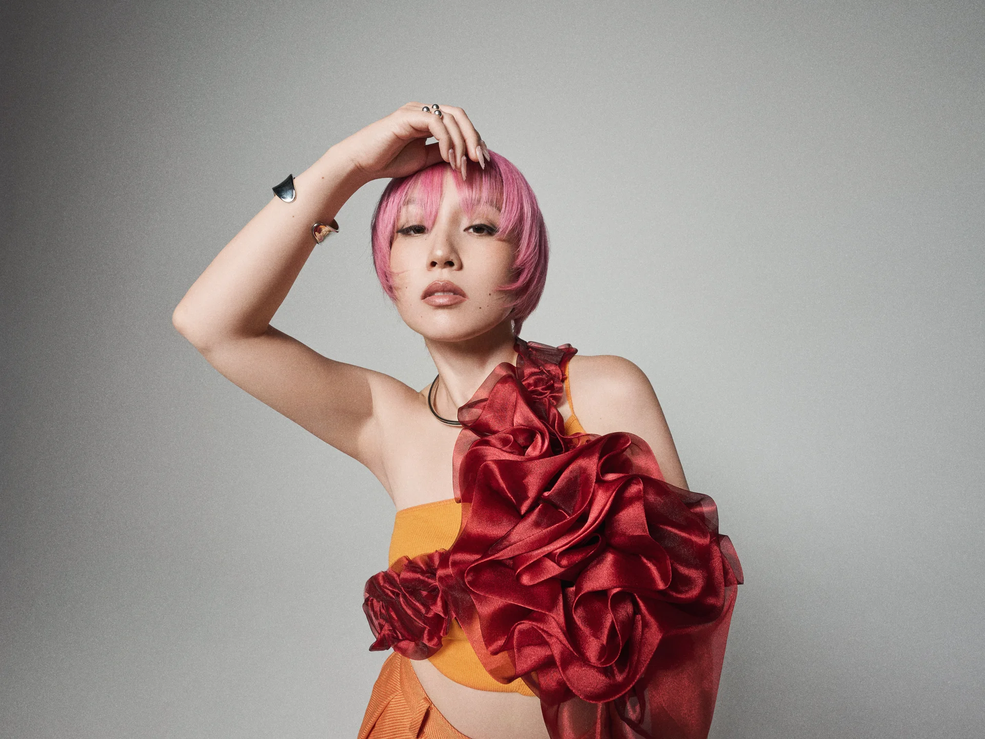 Nao Yoshioka amb cabell ros en una roba de color taronja