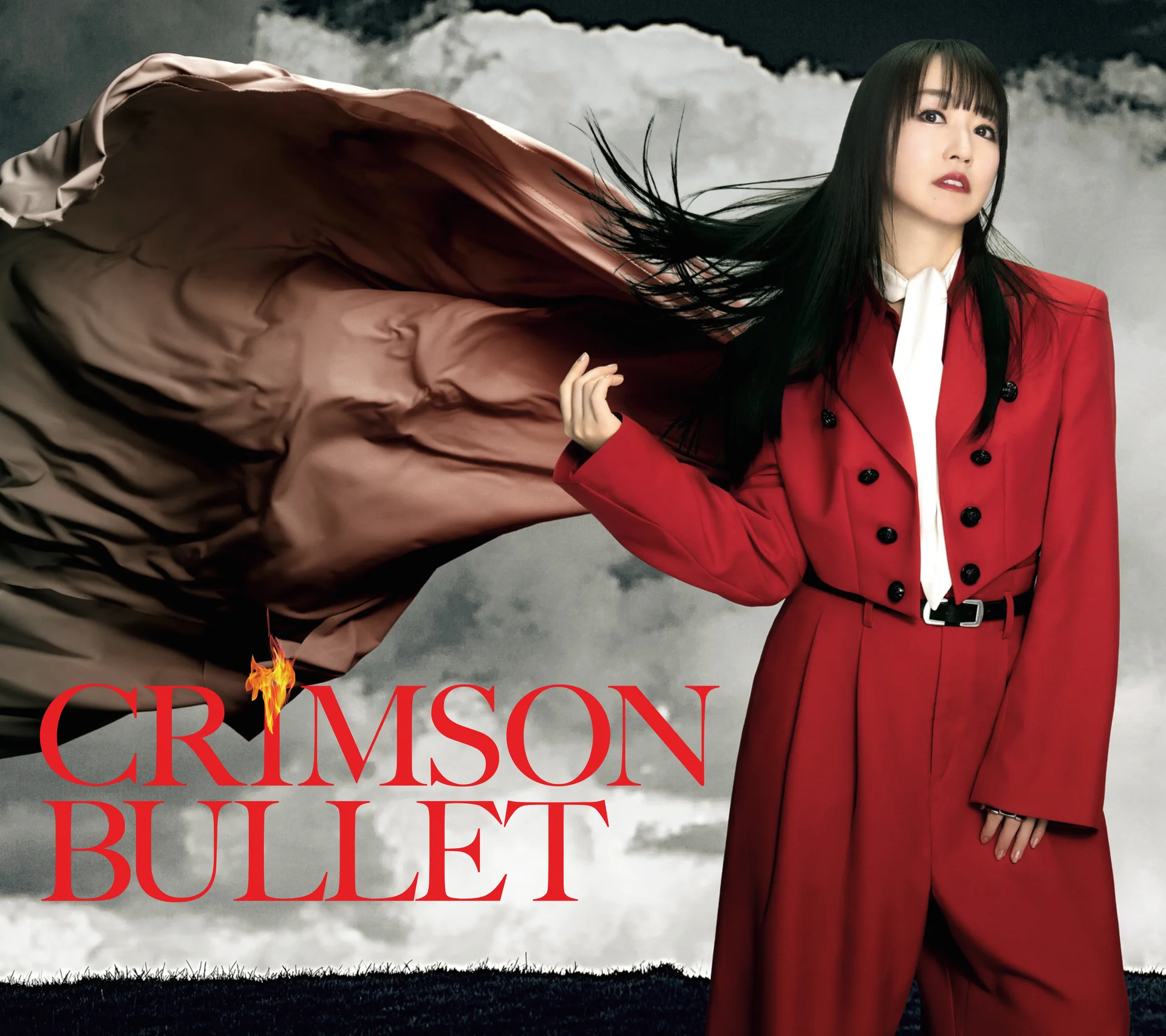 Нана Мідзукі у червоному пальті тримає тканину з текстом Crimson Bullet