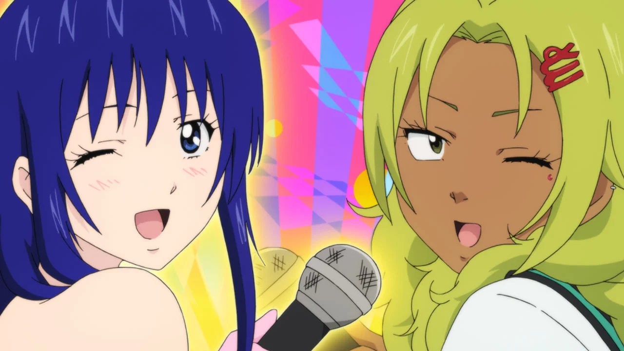 Dos personatges femenins d’anime agafant micròfons fent l’ullet