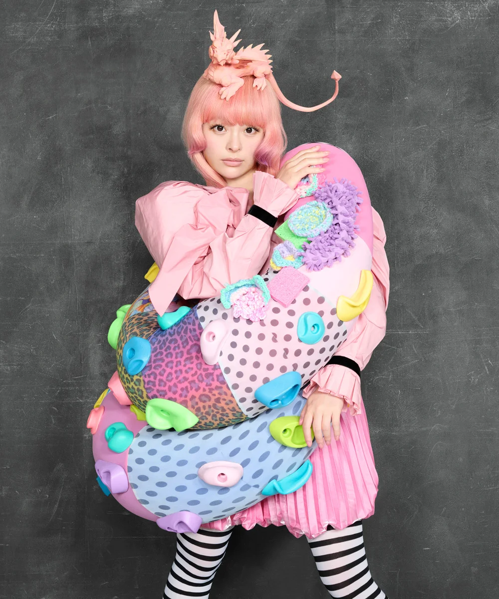 Kyary Pamyu Pamyu en tenue rose tenant un anneau gonflable coloré