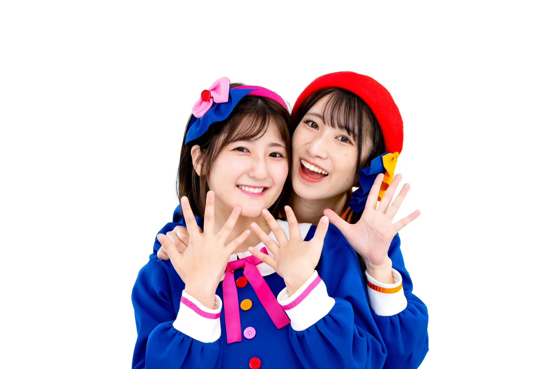 Bonbon Academy的Itchy和Naru身穿彩色服装微笑