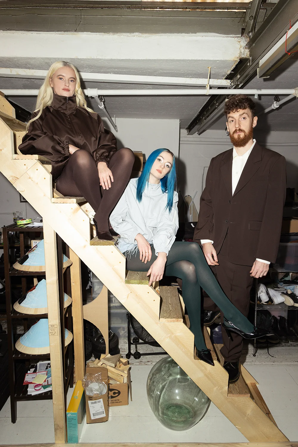 Clean Bandit taldekideak eta Biig Piig eskailurazko egurrezko batean posatzen