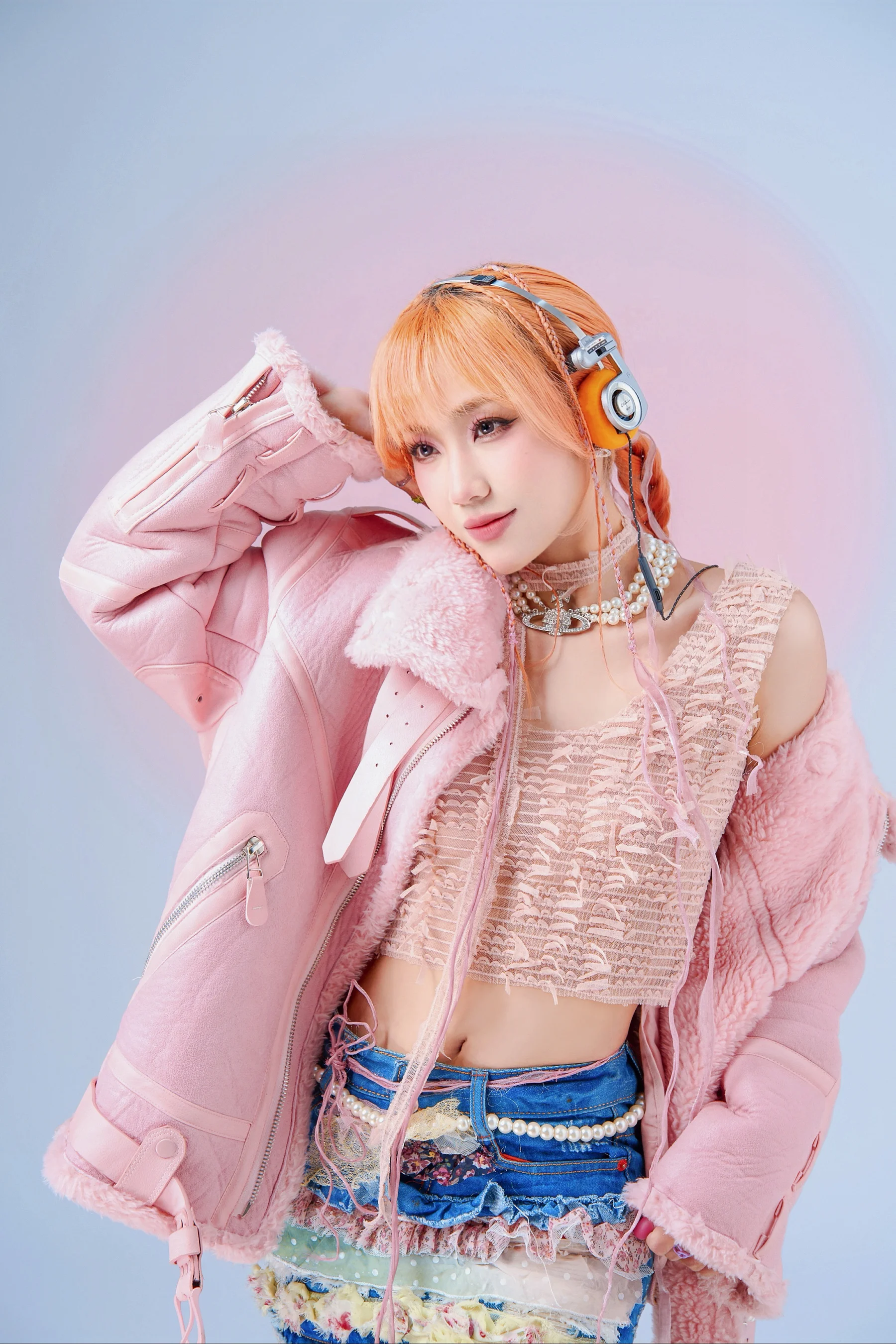 JUVENILE con una chaqueta rosa y auriculares