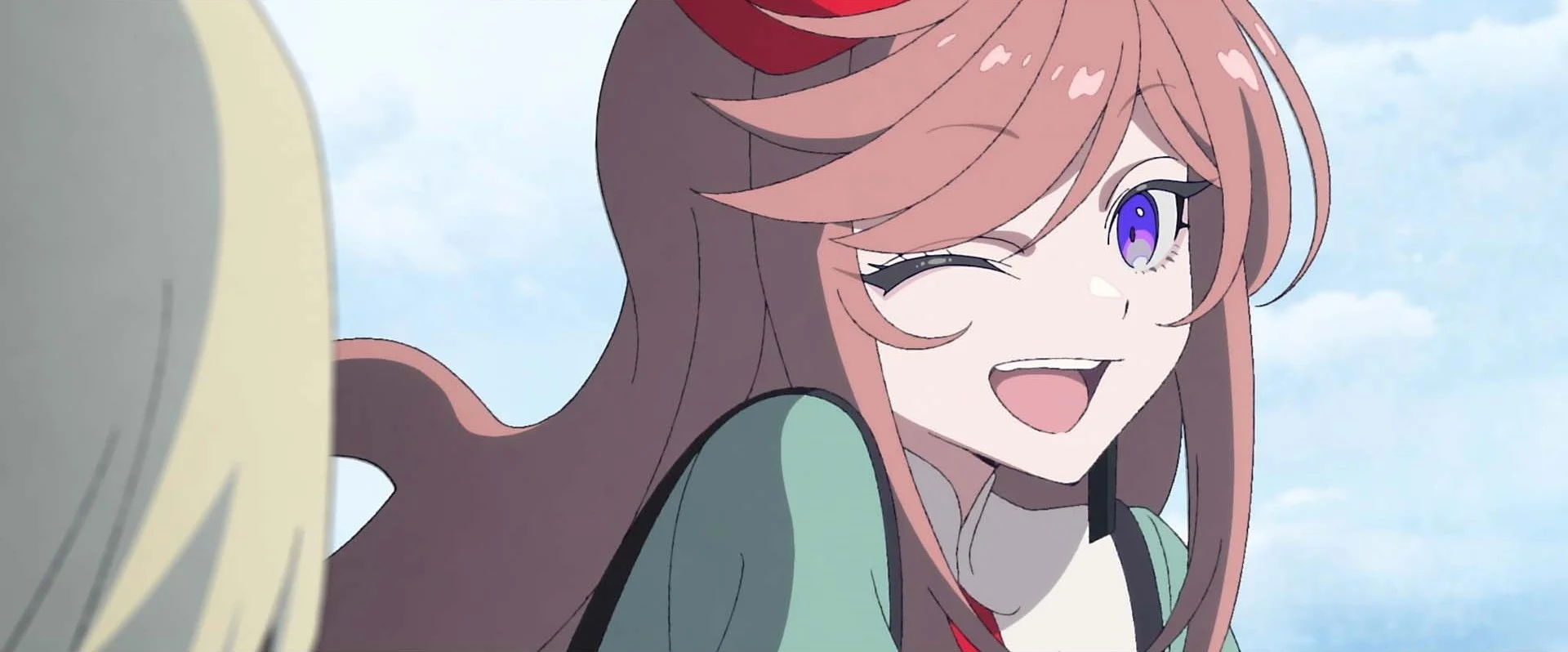 Anime lik sa ružičastom kosom koja se smije na plavom nebu