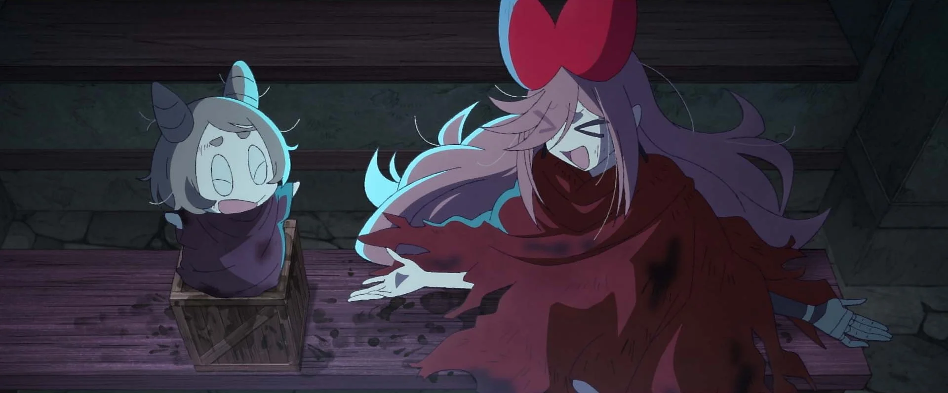 Dva anime lika u slabo osvijetljenoj sobi, jedan u crvenom ogrtaču