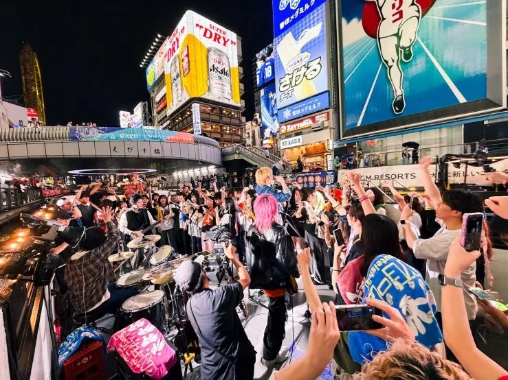 Outdoor performance in Dotonbori with bright advertising screens