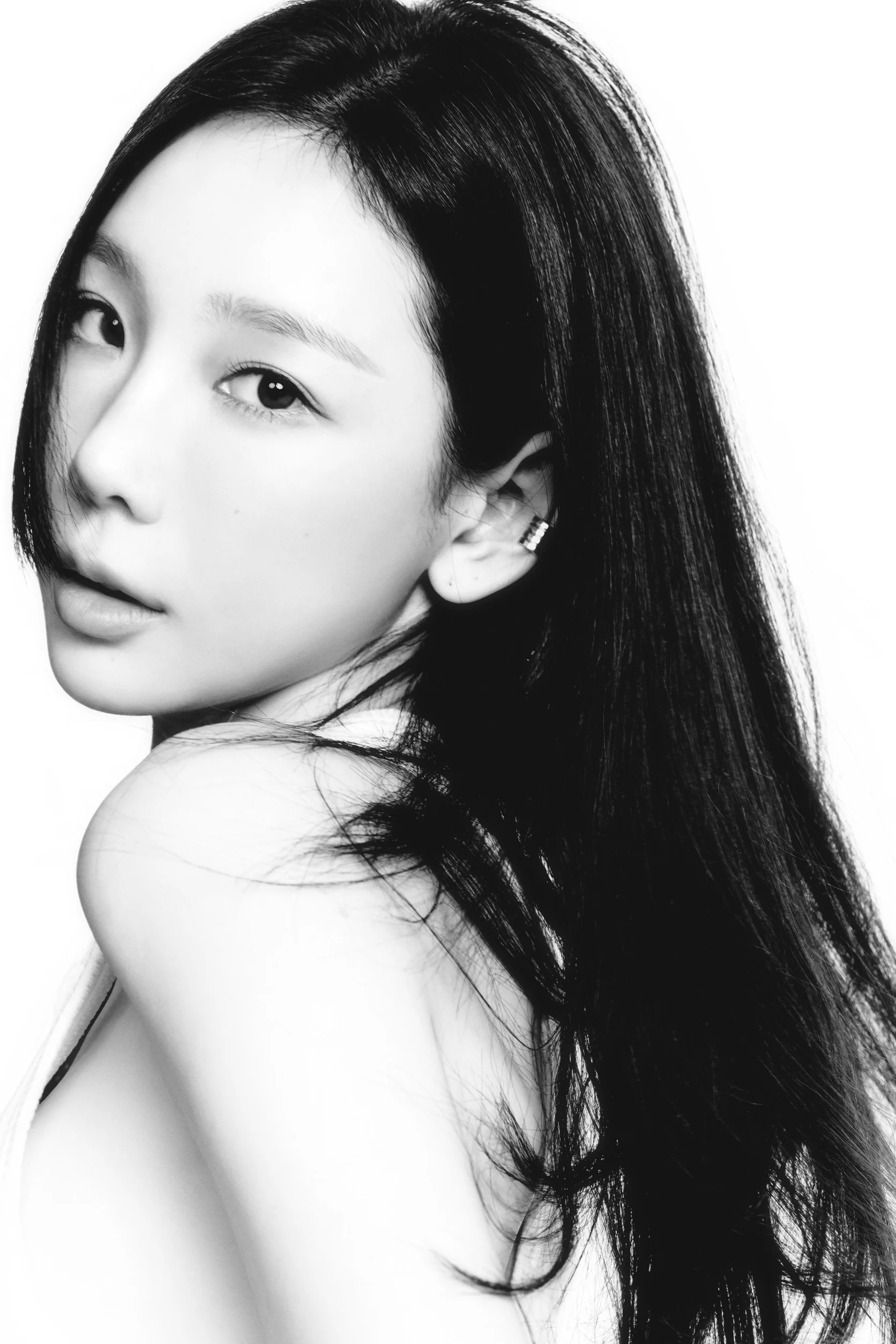 Черно-бял портрет на <a href="https://onlyhit.us/music/artist/TAEYEON" target="_blank">TAEYEON</a>