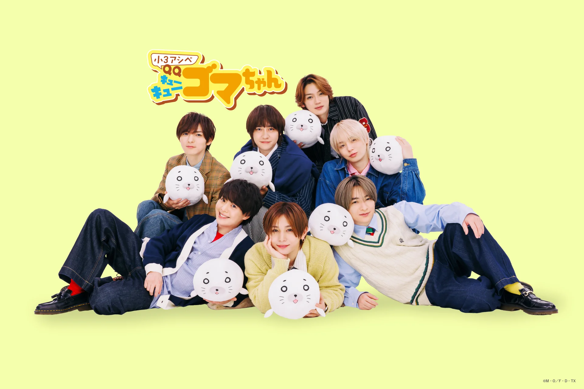 Hey! Say! JUMP-medlemmer poserer med bløde søløvelegetøj