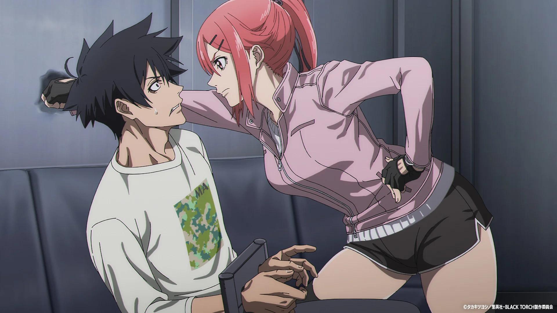 Haruffan anime guda biyu a cikin takaici; mace mai jan gashi tana fuskantar namiji mai baƙar gashi a kan kujera.