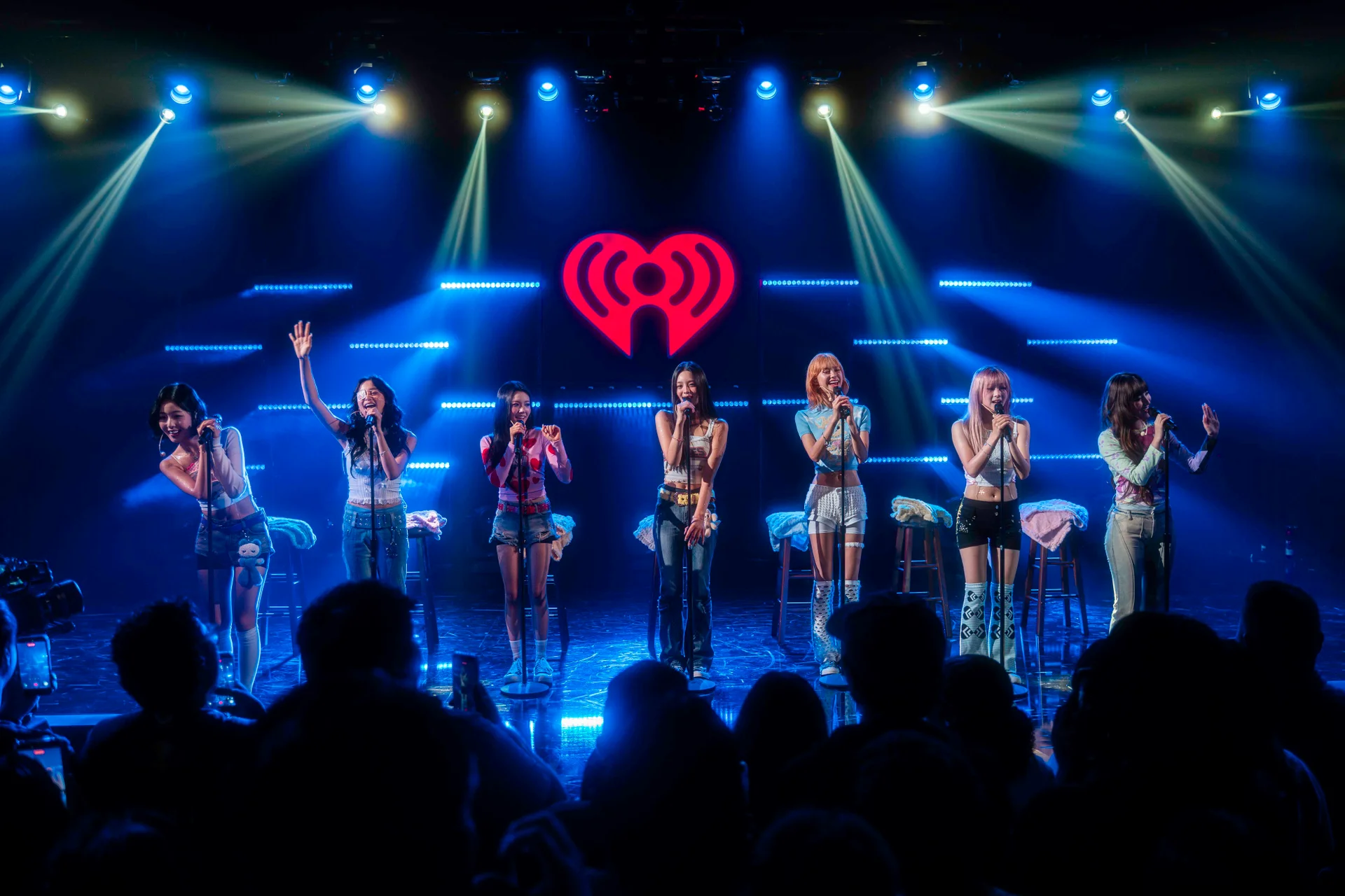 AtHeart actuando no escenario co logo de iHeartRadio visible