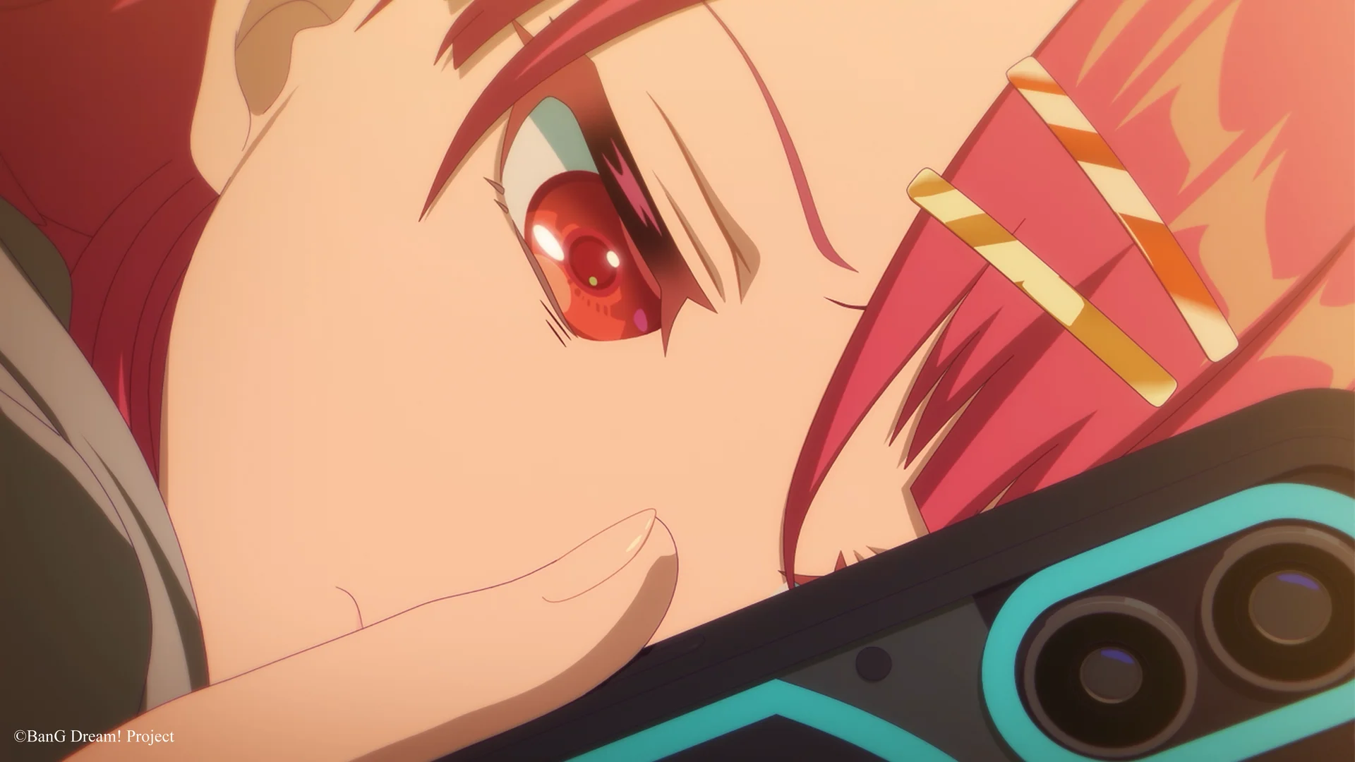 Postać anime z różowymi włosami patrząca na smartfon
