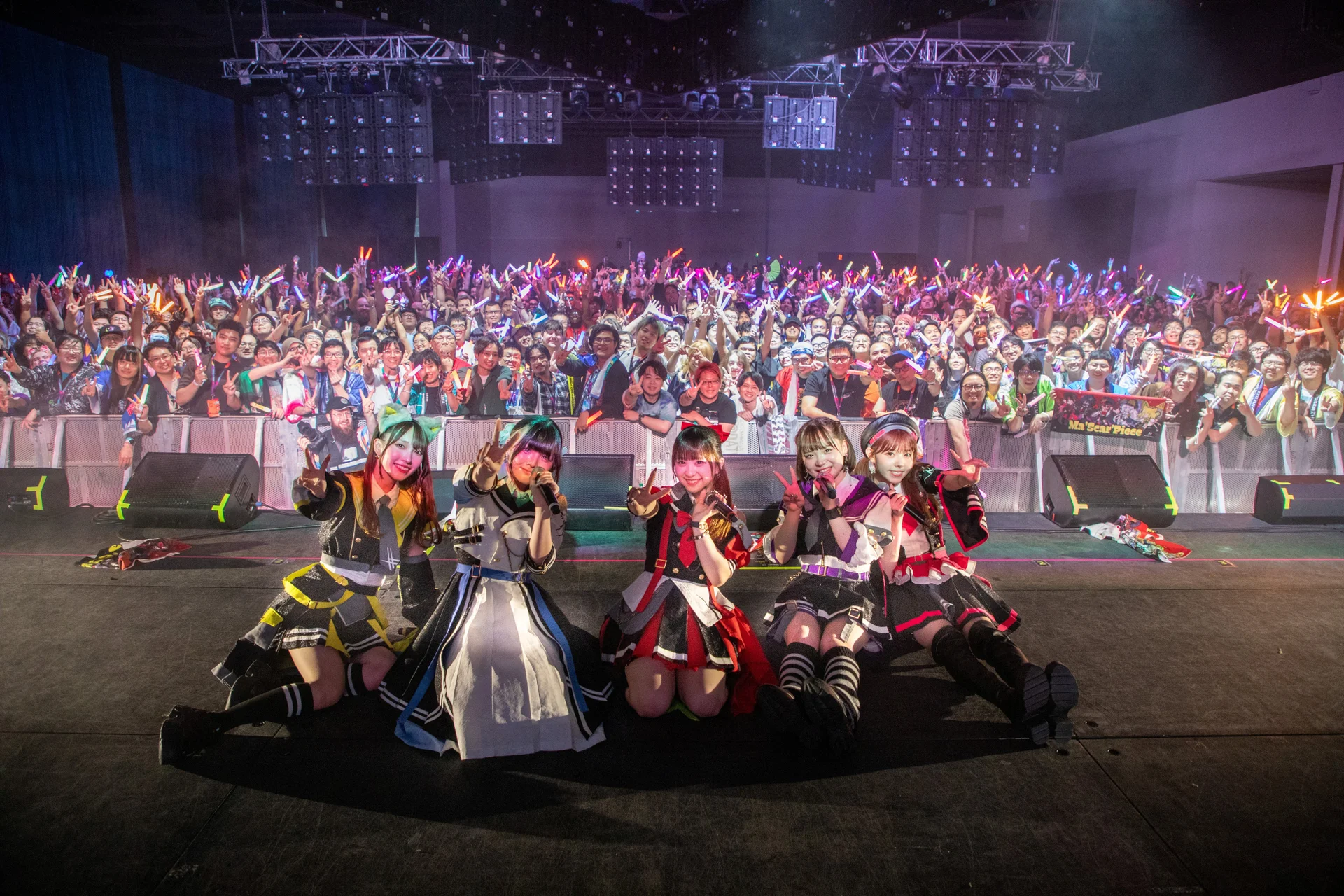 Ma Scar Piece posa sul palco con una grande folla che tiene glow stick all Animethon 2026