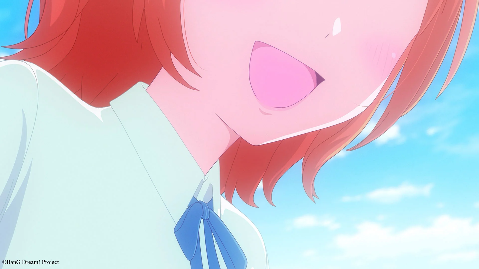 Zbliżenie na rudowłosą postać anime na tle niebieskiego nieba