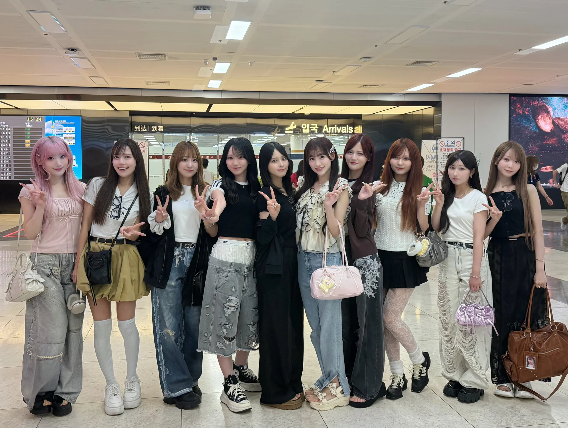 Anggota =LOVE berpose di Bandara Gimpo, Korea Selatan