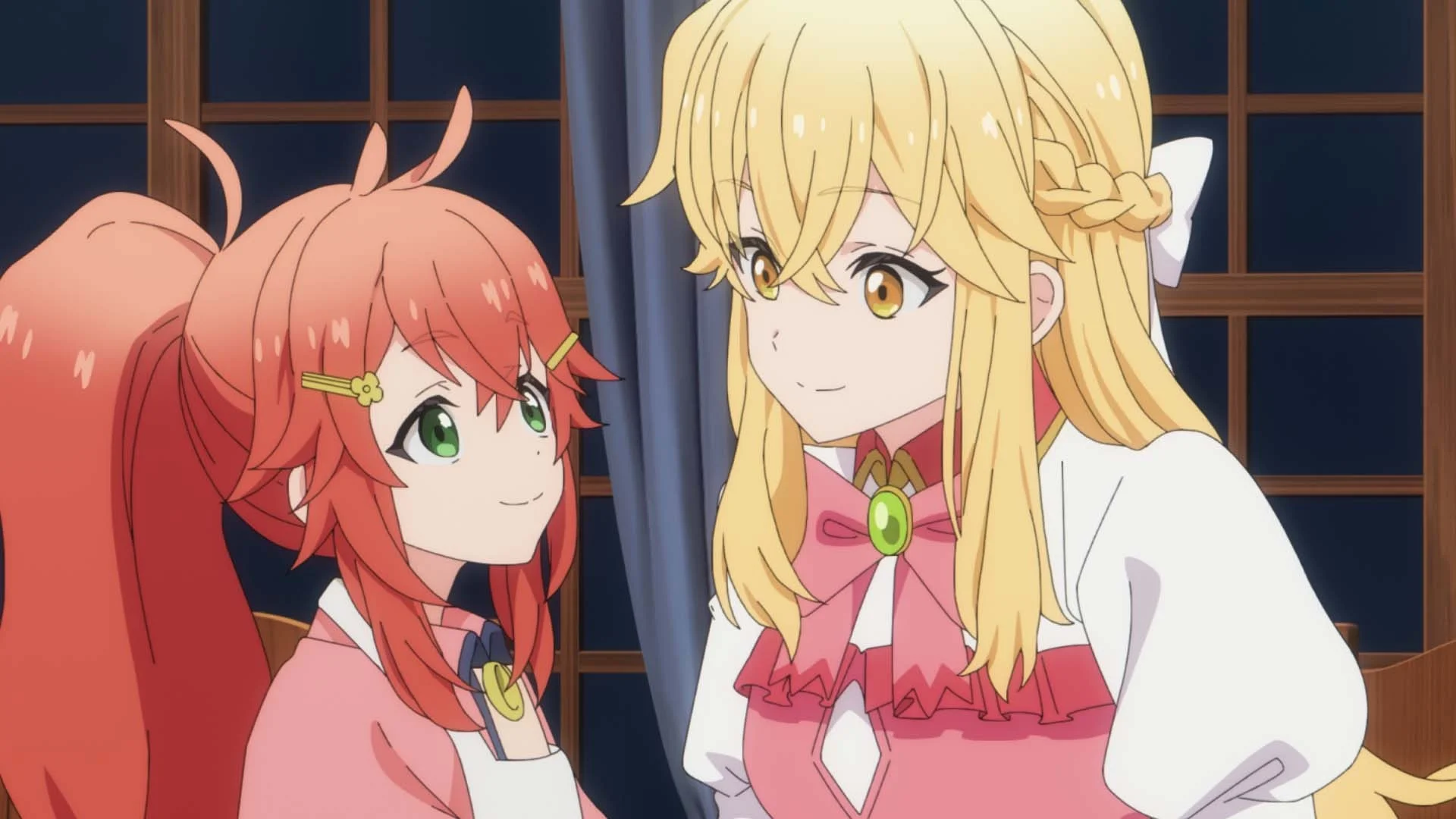 Dues personatges d’anime femenines amb cabell de colors i vestits elaborats somrient l’una a l’altra.