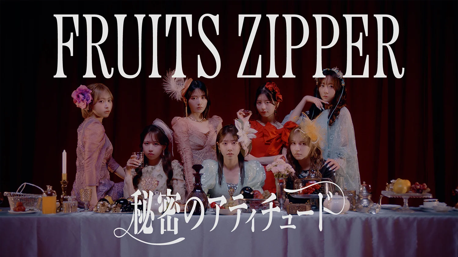 Membres de FRUITS ZIPTER posant en una taula ben adobada