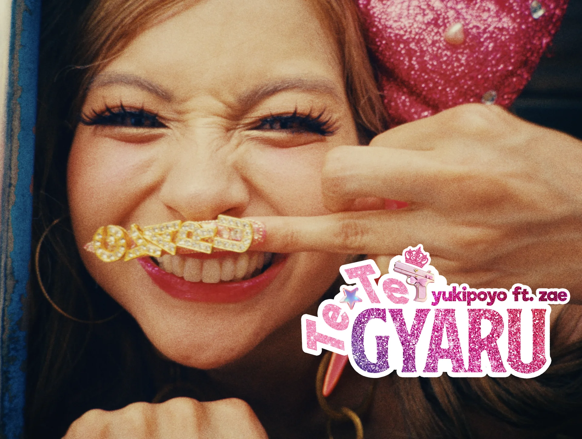 Yukipoyo smiling in a pink sequin hat