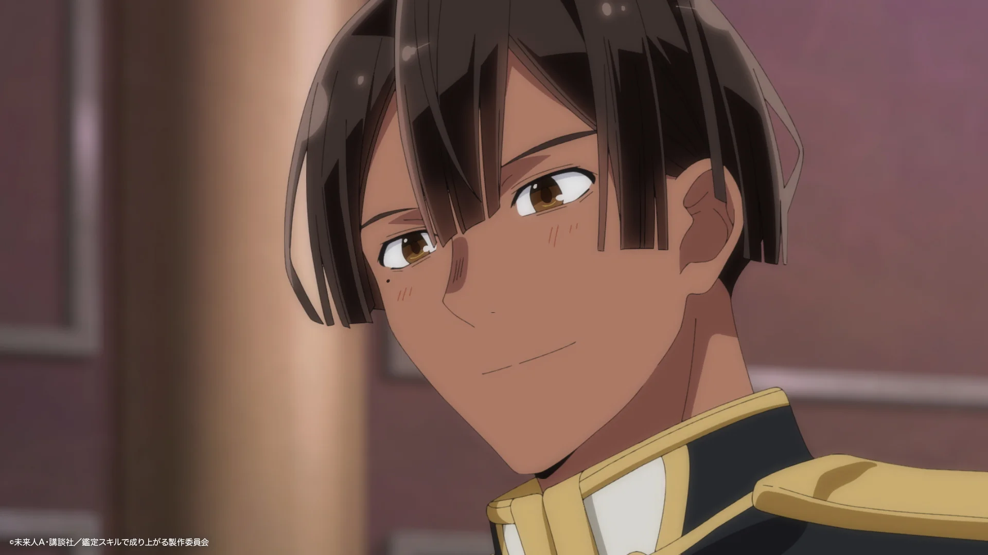 Anime personage met kort donker haar en een zelfverzekerde glimlach in een militair-stijl uniform