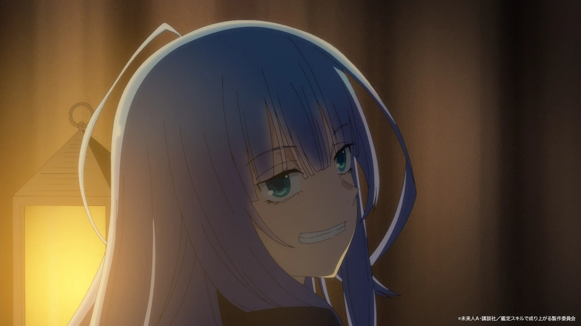 Anime personage met lang blauw haar en een ondeugende glimlach naast een gloeiende lantaarn
