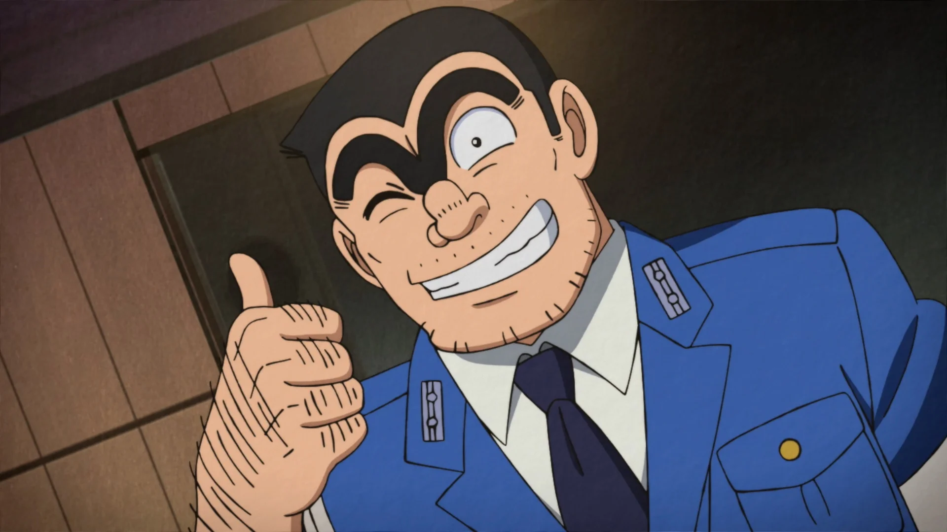 Karaktè anime an inifòm polis ap souri epi ap bay yon pous anlè