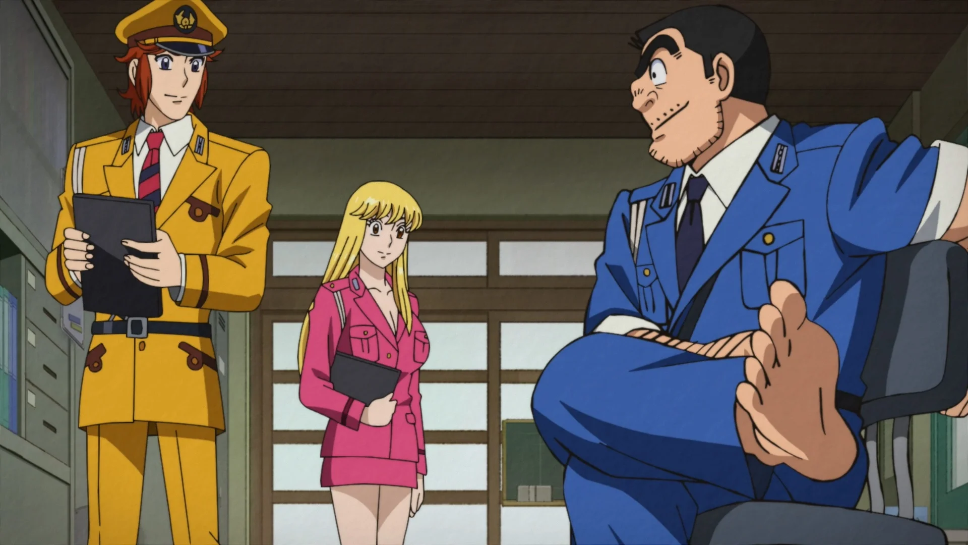 Twa ofisye polis anime andedan yon estasyon, de ap kenbe planchè