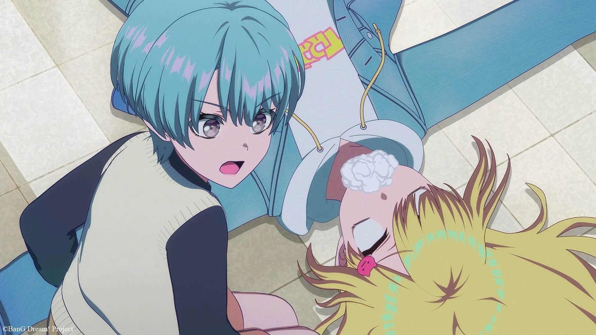 Két anime karakter, az egyik kék, a másik sárga hajjal, kifejező jelenetben.