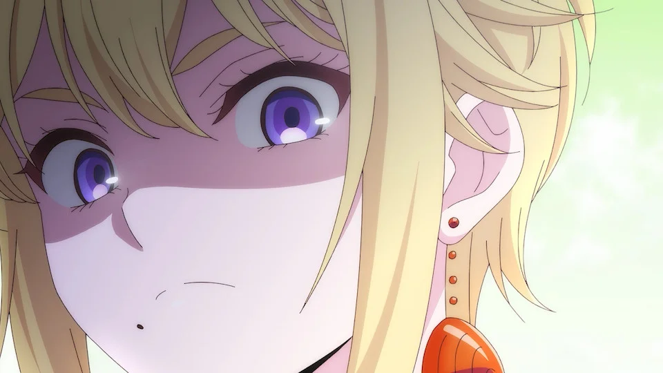 Close-up af en anime-karakter med kort blondt hår og lilla øjne