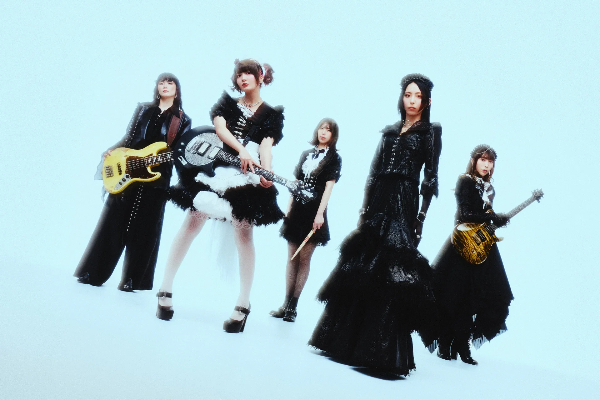 أعضاء BAND-MAID يظهرون مع آلات موسيقية وهم يرتدون ملابس سوداء