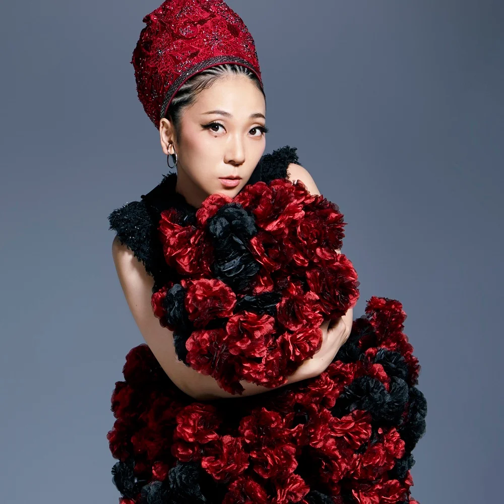 MISIA 身着红黑色花卉图案服装