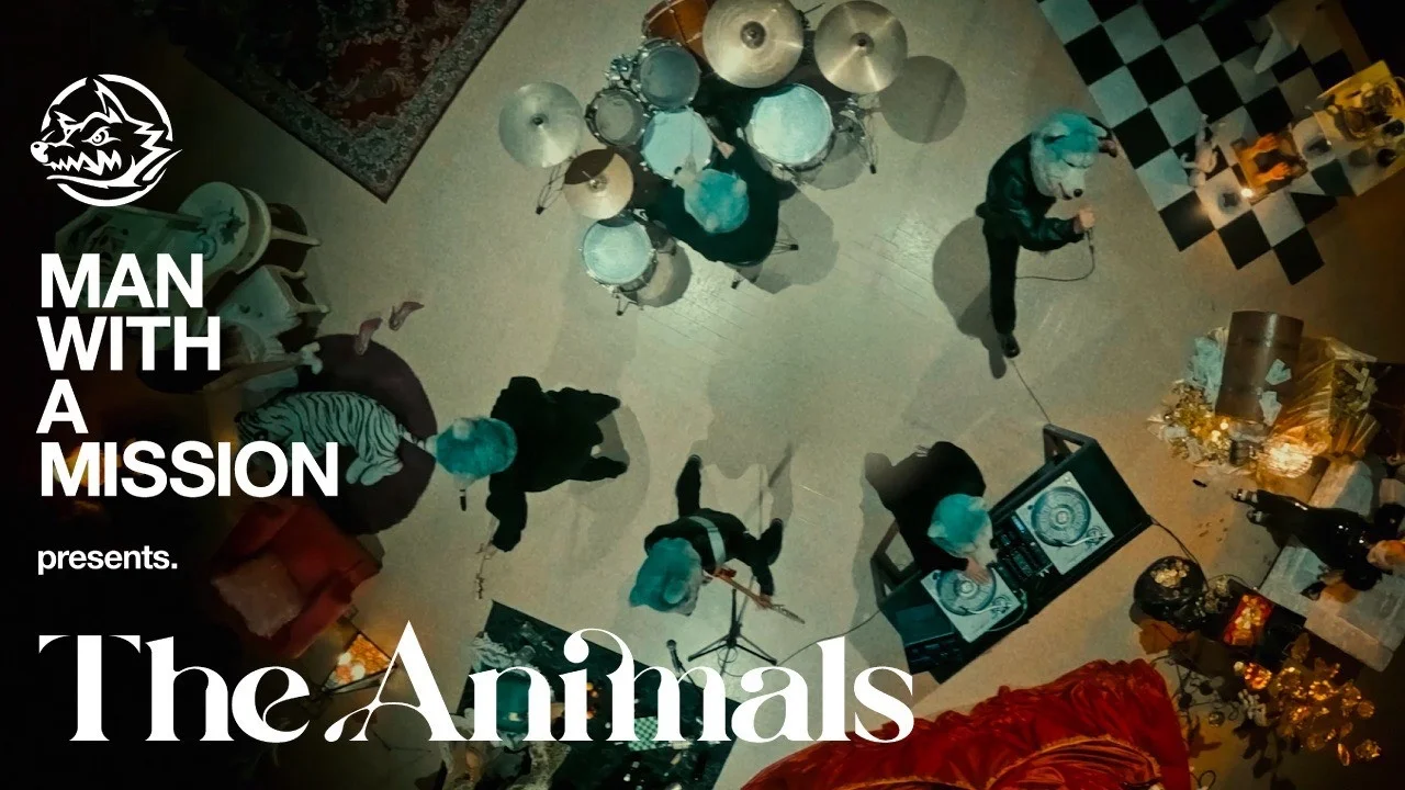 Členovia MAN WITH A MISSION vystupujúci v zdobenom priestore