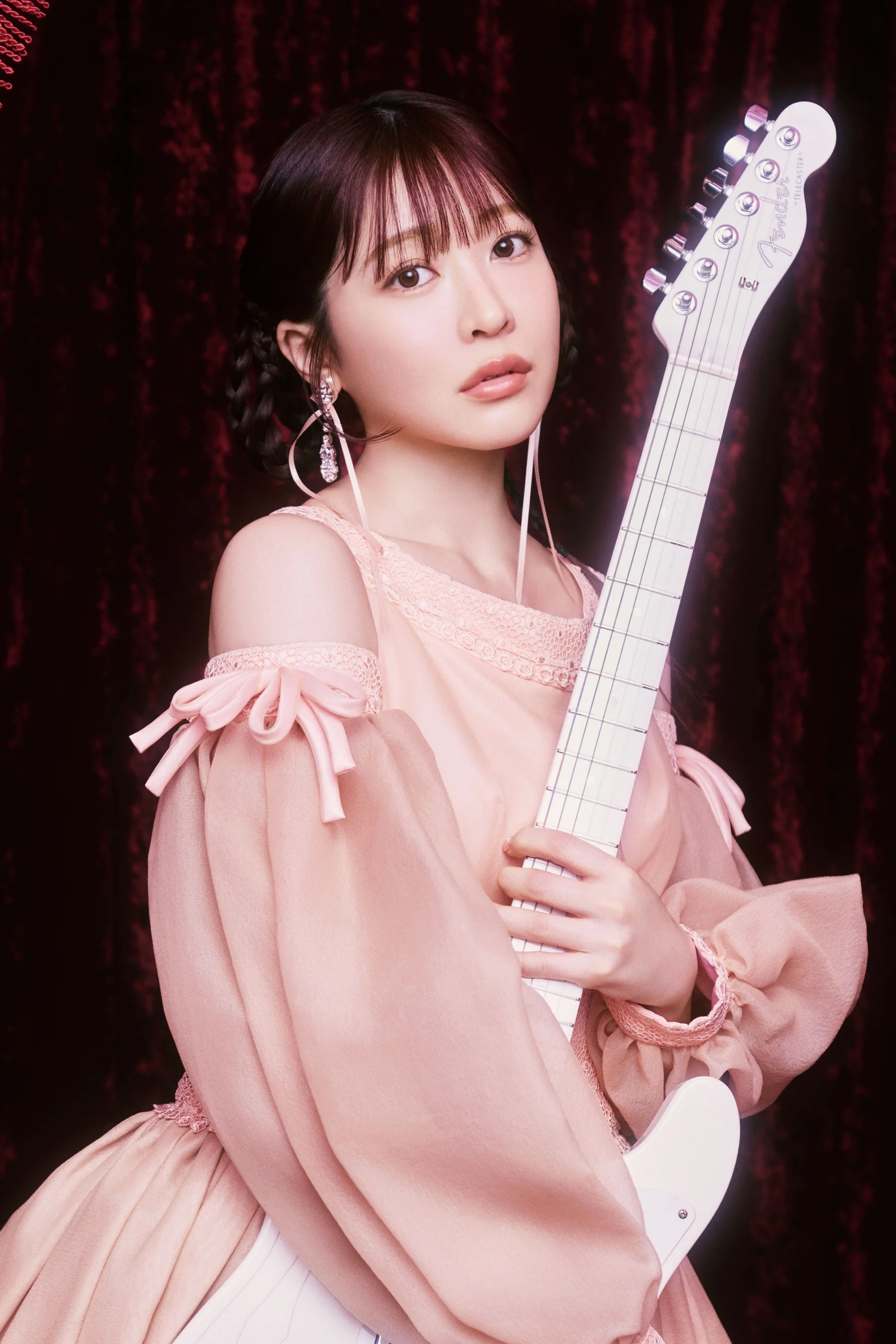 SILENT SIREN мүчөсү Суу ак гитара кармап турат
