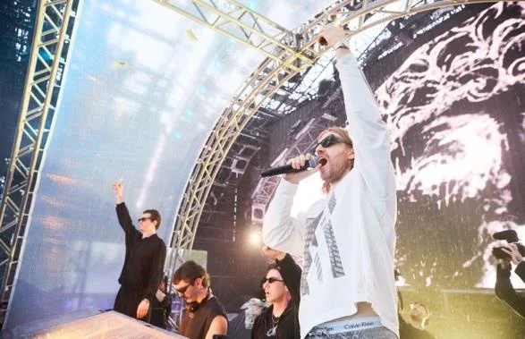 مؤدون على خشبة المسرح في مهرجان ULTRA JAPAN
