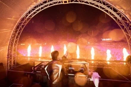 دي جي يؤدي مع مؤثرات نارية في مهرجان ULTRA JAPAN