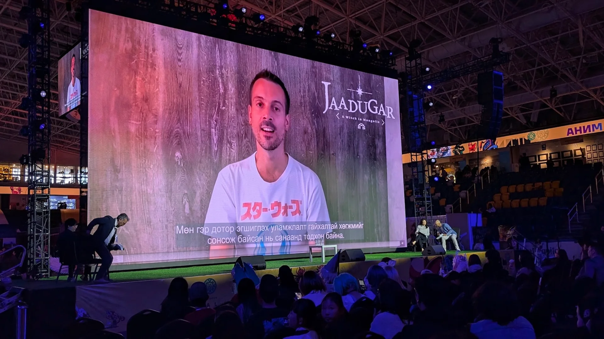 Panelės ekrane – pranešėjas ir Jaadugar logotipas
