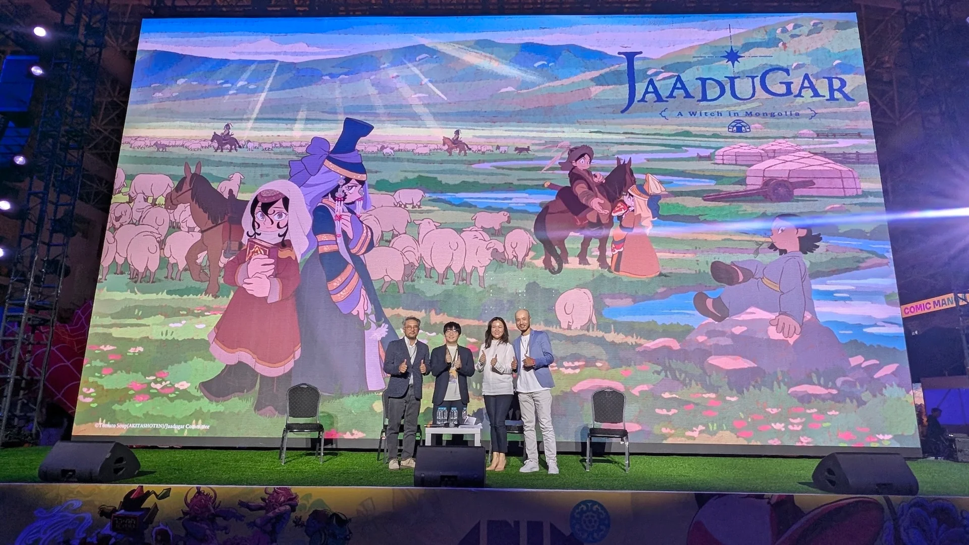 Panelės dalyviai scenoje priešais Jaadugar meno kūrinį