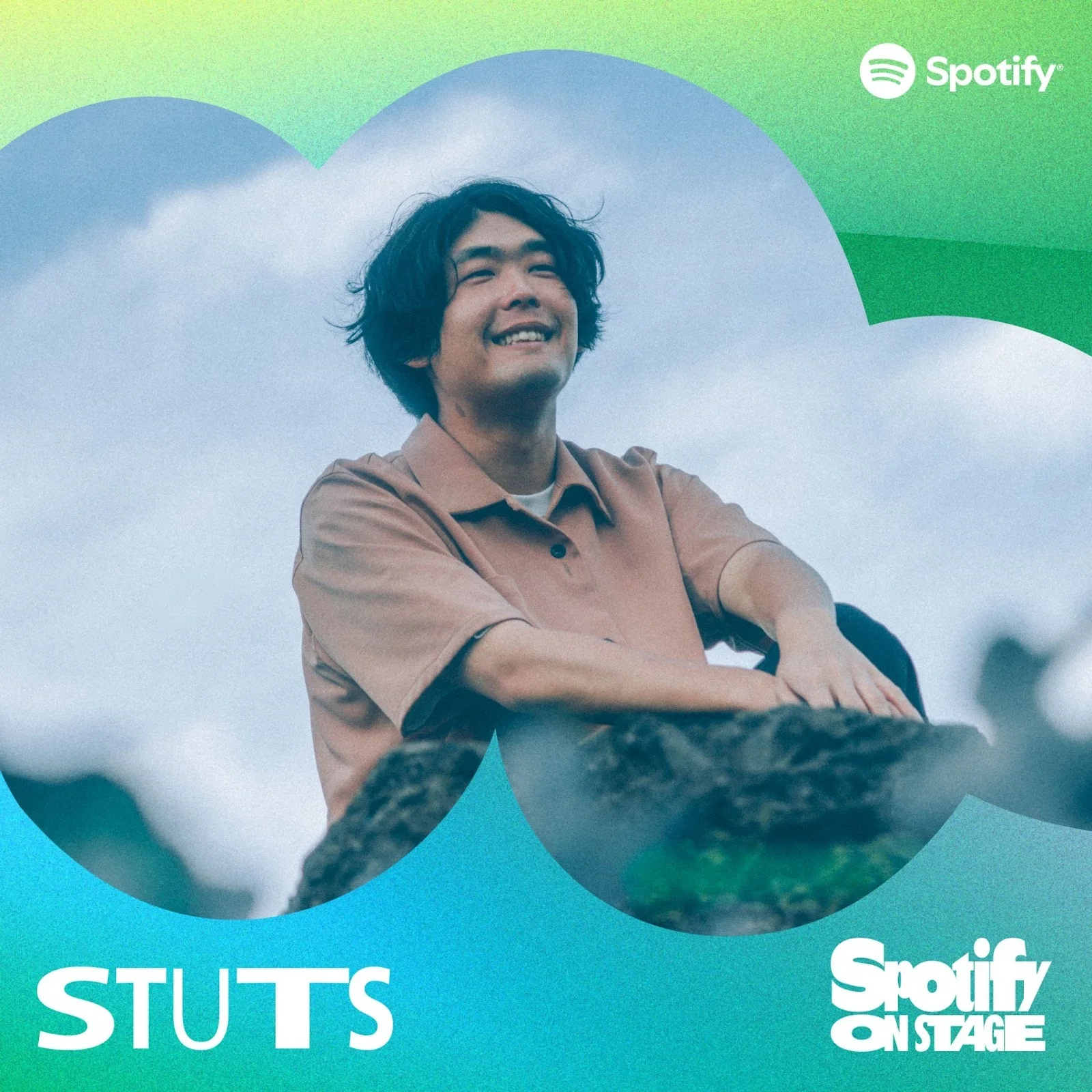 STUTS се усмихва на открито с логото на Spotify On Stage върху него