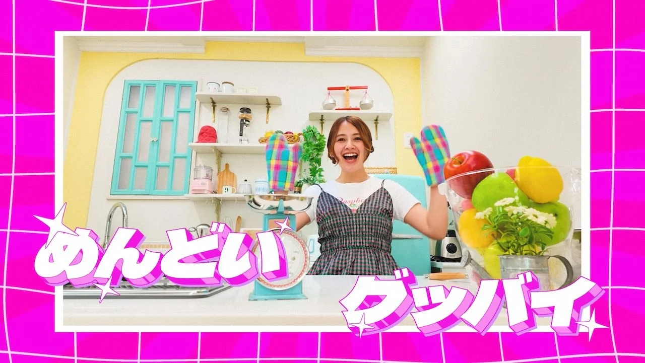 YUKA in einem bunten Küchenset für Mendoi Goodbye