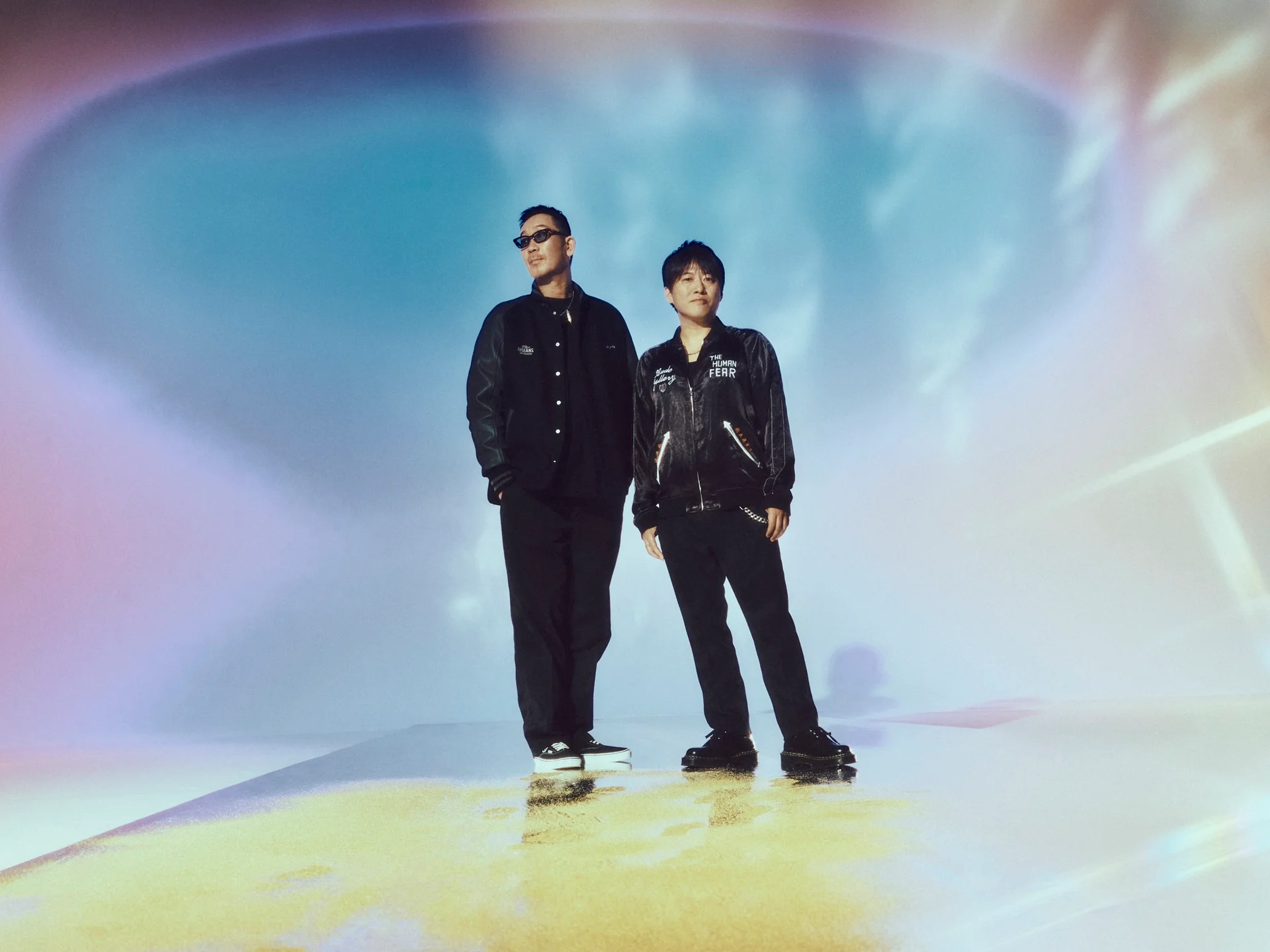 Das Comedy-Duo Chocolate Planet, Long und Matsuo, posiert auf dem Set