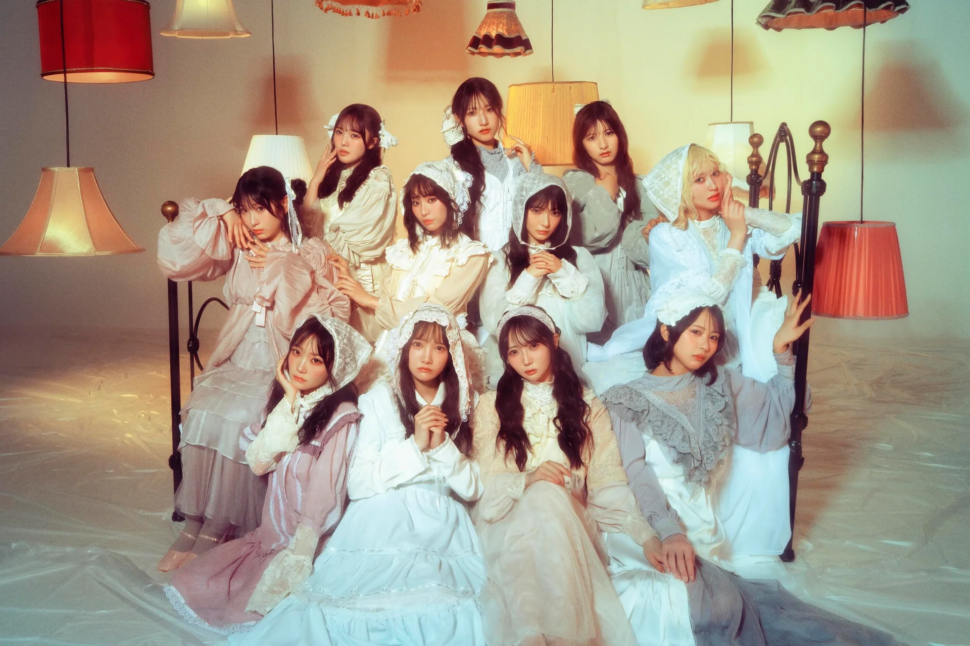 Die Idol-Gruppe ≠ME posiert in Vintage-Kleidern