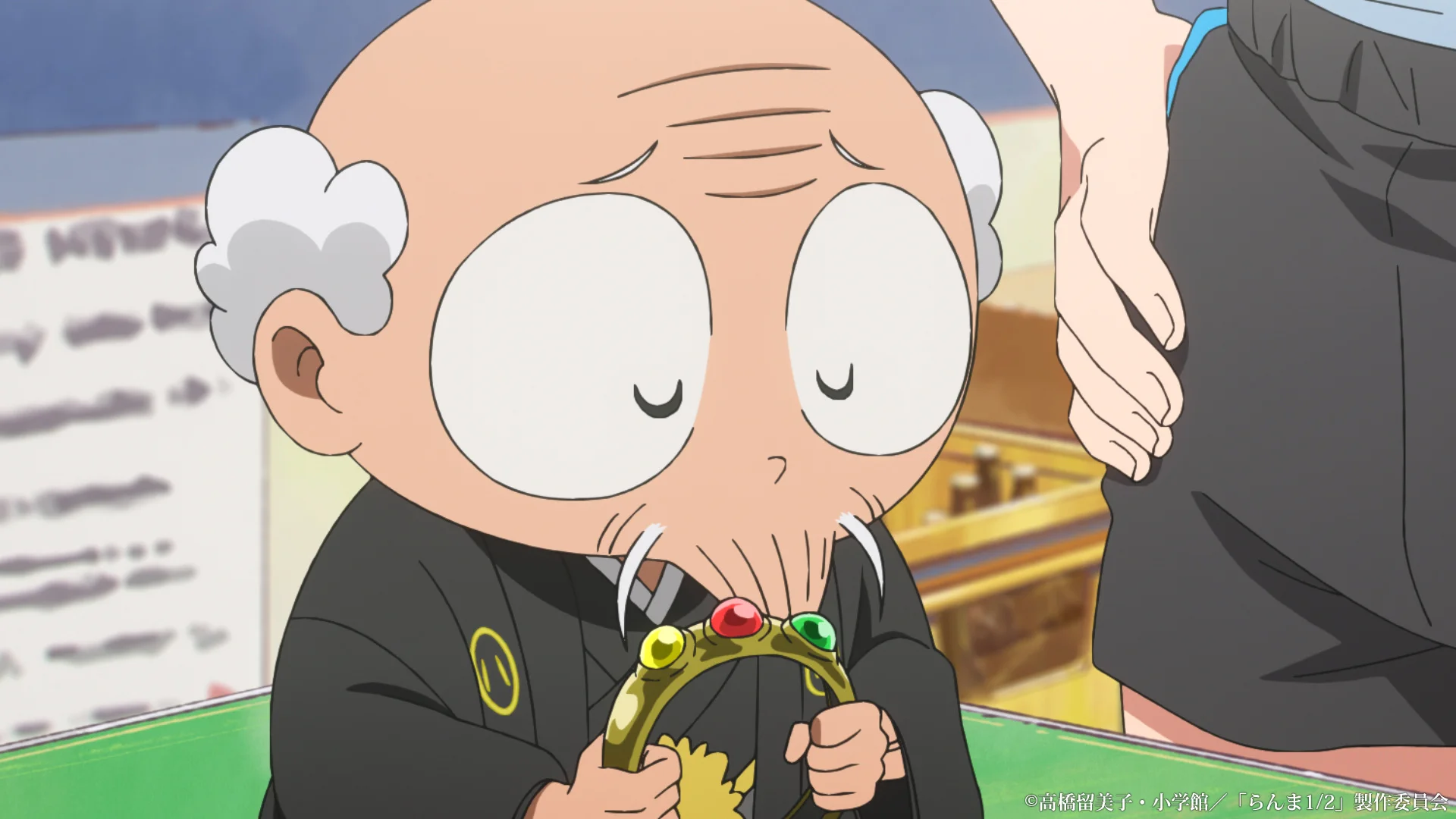Personaje de anime con cabeza calva sosteniendo un objeto con joyas