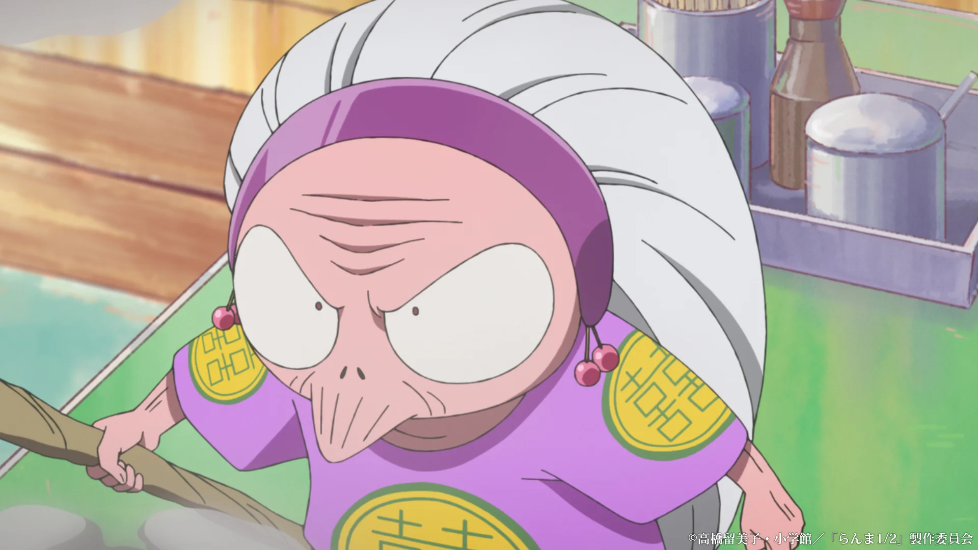 Personaje animado con una nariz grande y un atuendo púrpura