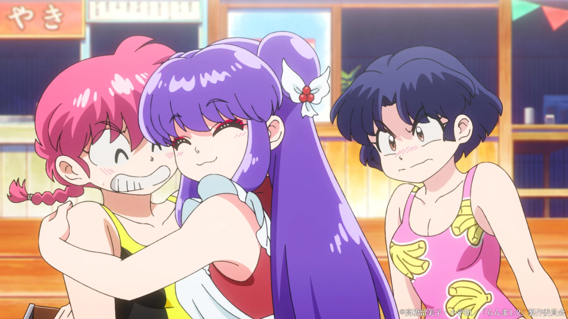 Tres personajes de anime en traje de baño en la playa