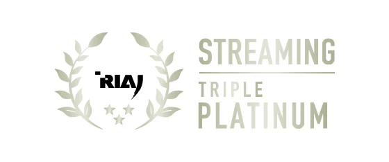 RIAJ-Logo mit Text „Streaming Dreifach-Platin“