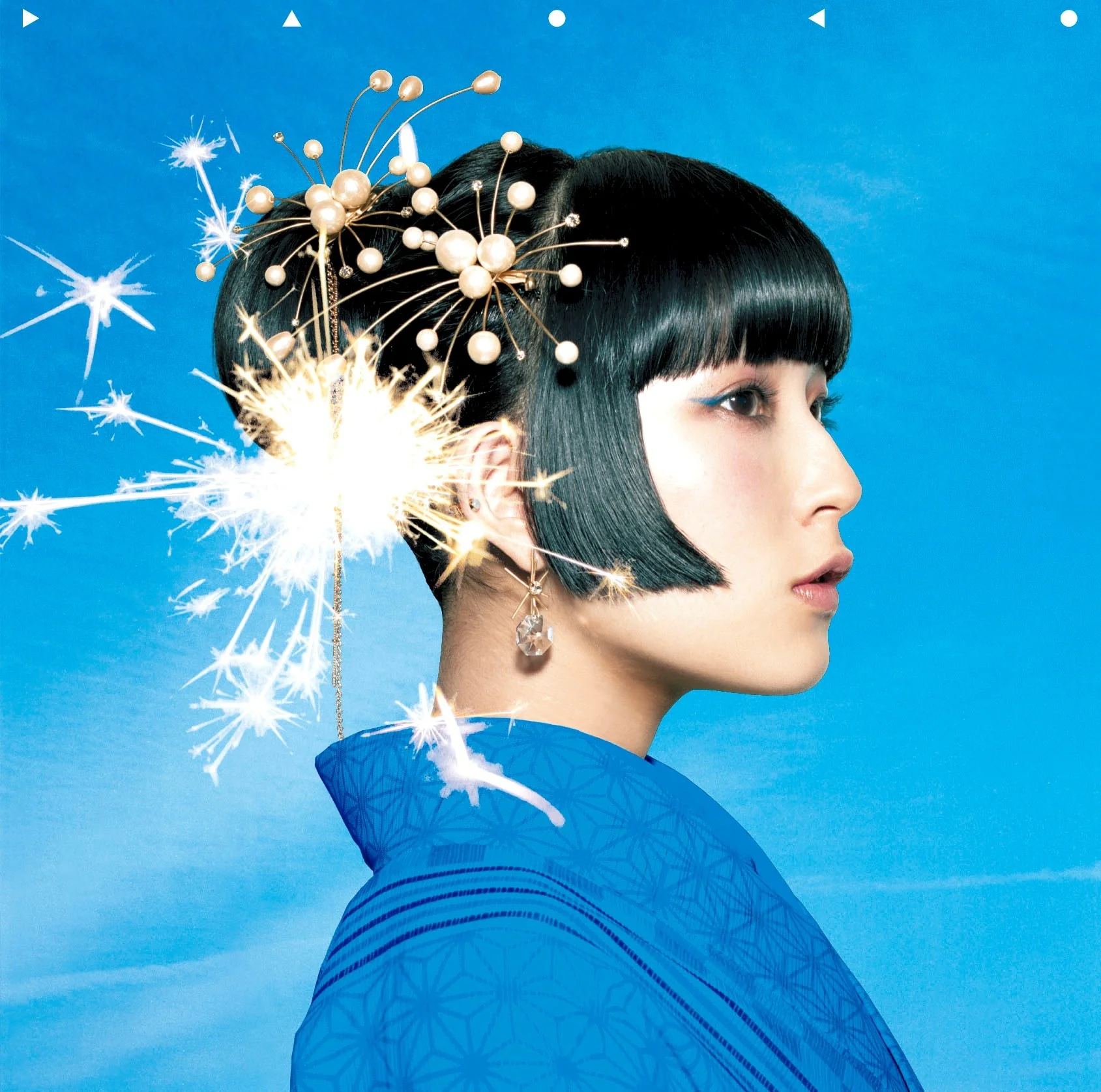 Porträt von DAOKO mit dekorativem Haarschmuck und Feuerwerk