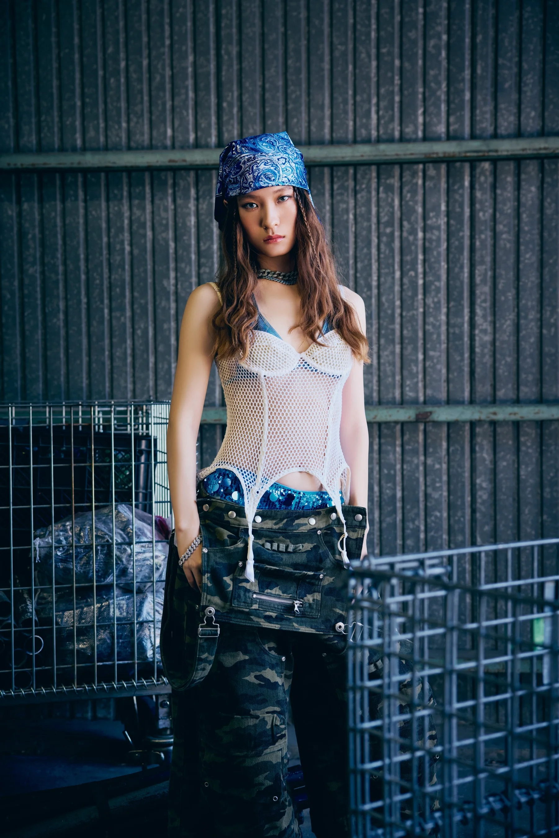 FLYMiX-Tänzer in urbanem Streetwear mit blauem Bandana