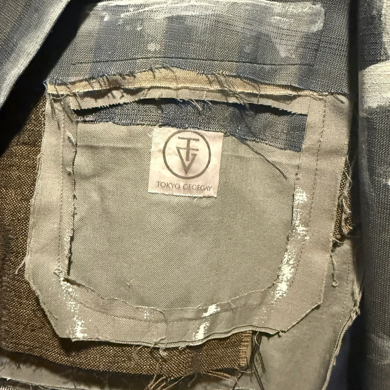 Tokyo GEGEGAY Logo auf einem Stofflabel