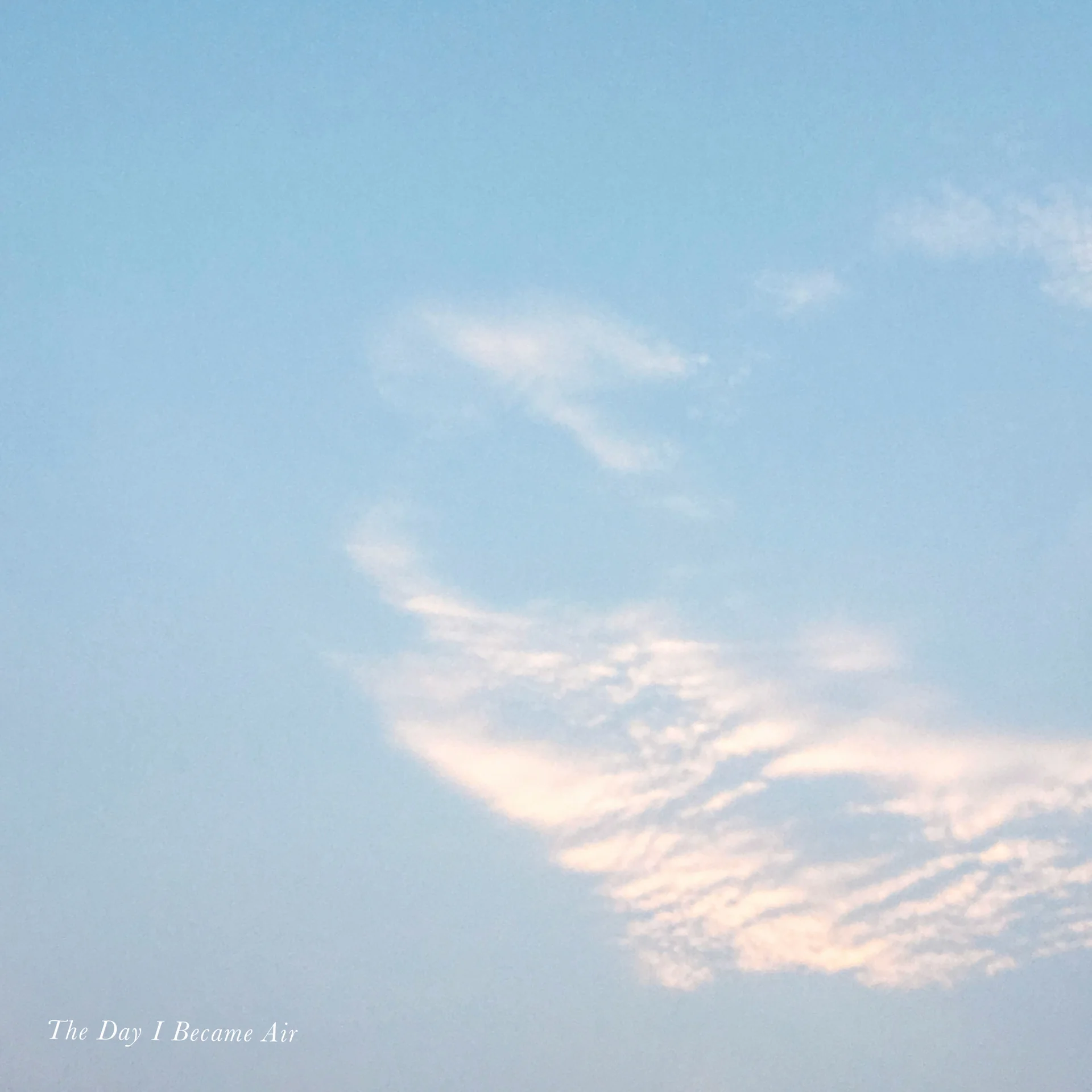 Weiche Wolken in einem pastellfarbenen Himmel mit dem Text The Day I Became Air