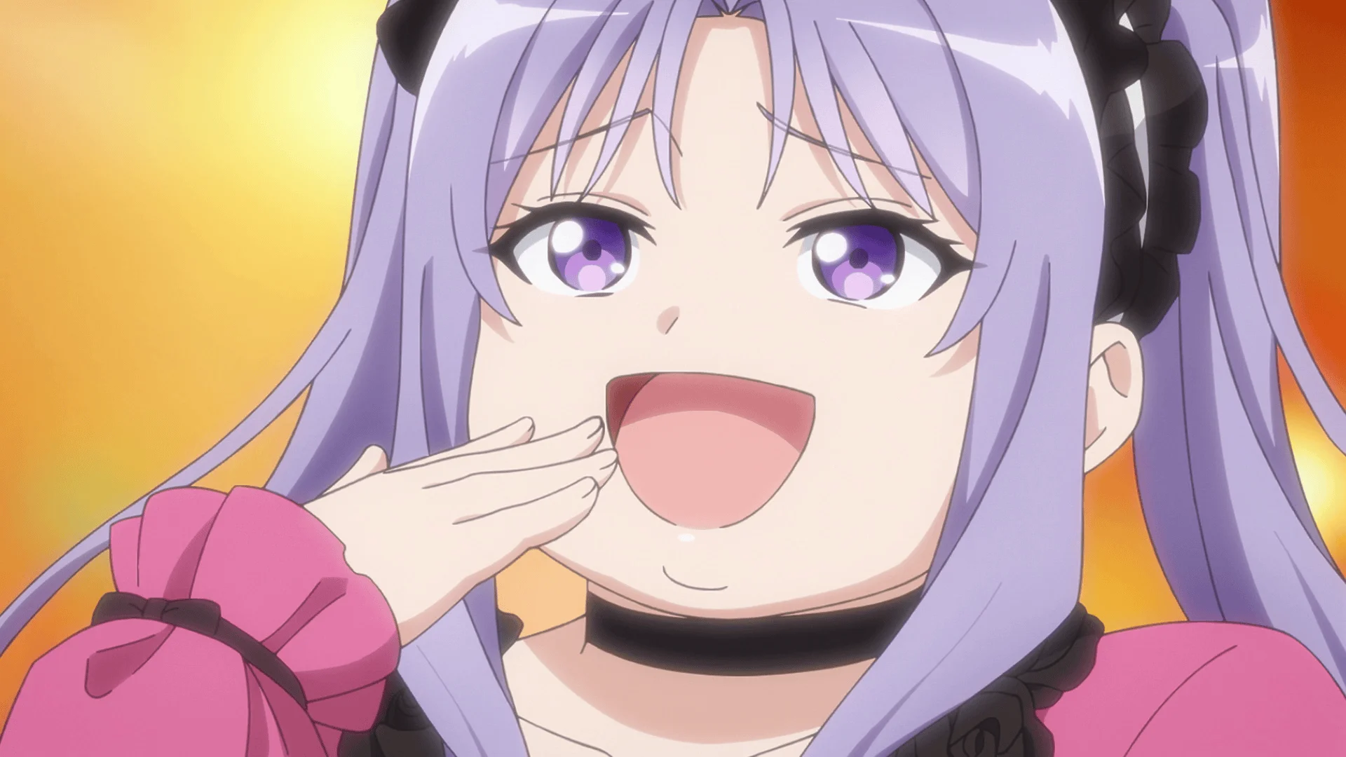 Anime-Charakter mit lila Haaren und Augen, lächelnd